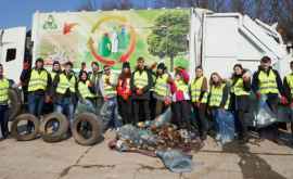 Mai mulți voluntari au făcut curat la Botanica FOTO