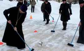 Cum joacă preoții din Rusia curling