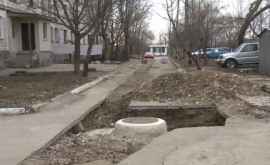 În Chișinău gropile săpate pentru reparații sînt lasate de izbeliste VIDEO