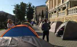 Десятки человек организованно привезли к зданиям КС МВД и ГП ФОТО