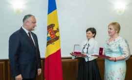 Igor Dodon a conferit Ordinul Gloria Muncii la două personalităţi