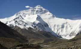 Oamenii de știință au instalat pe Everest două cele mai mari stații meteorologice din lume