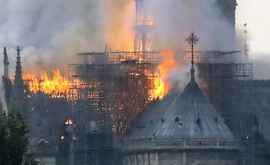 Au fost reluate lucrările de reconstrucţie a catedralei NotreDame