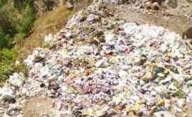 Экологическая бомба в Яловенах Жители жалуются на мусорную свалку ВИДЕО