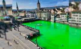 Un rîu din Elveția colorat în verde