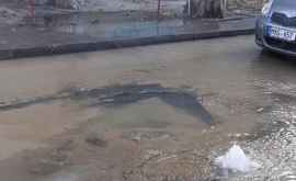 În sectorul Rîșcani un gheizer a inundat o stradă FOTOVIDEO