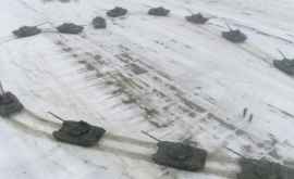 Un militar şia cerut iubita de soţie avînd ca decor 16 tancuri