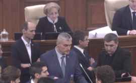 Tribuna Parlamentului blocată de membrii ACUM