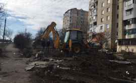 Curățarea continuă Ogrăzile improvizate din strada VCrucii au fost dărîmate FOTO