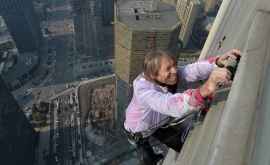 Spidermanul francez Alain Robert a cucerit zgîrienorii din Barcelona