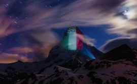 Pe cel mai vestit munte din Elveția sînt proiectate steagurile țărilor afectate de COVID19