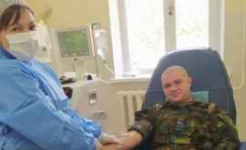 Un militar moldovean vindecat de coronavirus a donat plasmă sanguină