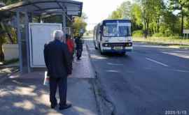 Fotografiile din stațiile de așteptare arată cît de mult are nevoie capitala de noi autobuze