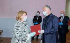 Igor Dodon a înmînat unui grup de medici diplome