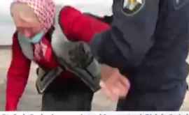 O bătrînică agresată în stradă de polițiști VIDEO