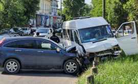 Accident violent cu implicarea unui microbuz FOTOVIDEO