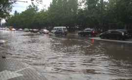 Străzi inundate în capitală în urma ploilor puternice FOTO
