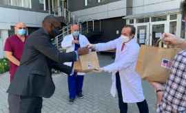 Посол США в Молдове передал медицинским работникам 80 пакетов с едой