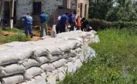 Salvatorii continuă lucrările de întărire a digurilor la Cantemir