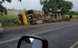 Accident la Drochia Un TIR sa răsturnat FOTO