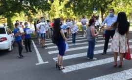 Mai mulţi părinţi protestează în faţa Guvernului FOTO 