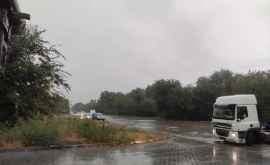 Atenție șoferi Încă o stradă inundată în capitală FOTO VIDEO