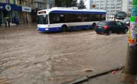 Furia apelor în capitală Ploaia din această seară a făcut prăpăd FOTO